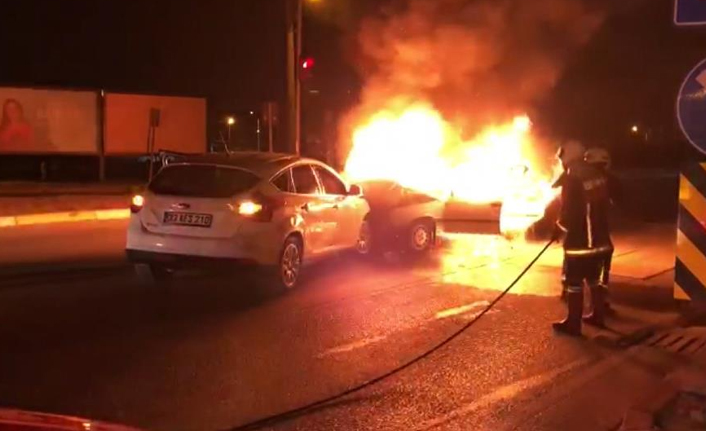 Mersin’de 2 araç çarpıştı, birisi yandı