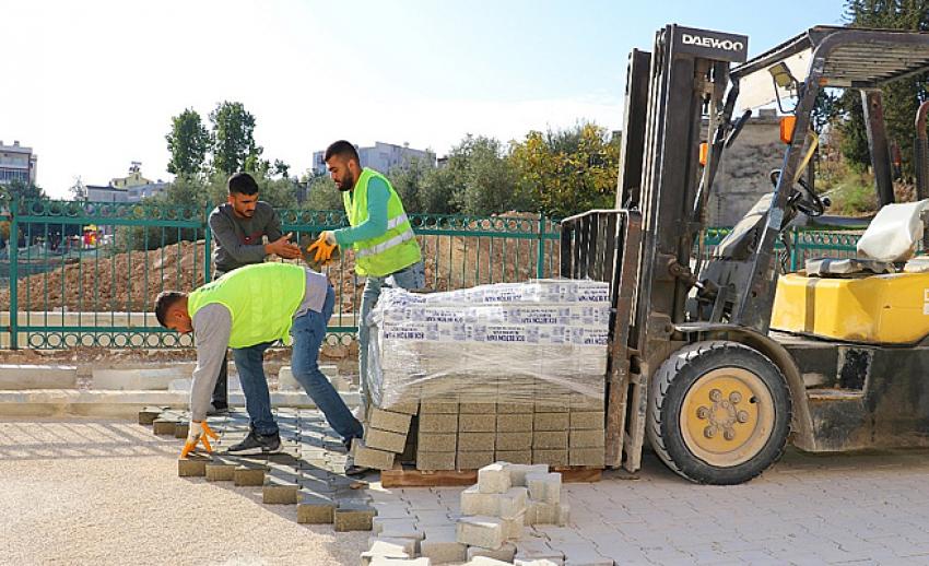 Toroslar’da yollar kilit parke ile yenileniyor