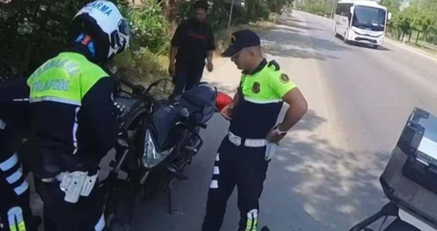 Çalıntı motosikletle kaçmaya çalışan şüpheli jandarmanın dikkati sayesinde yakalandı