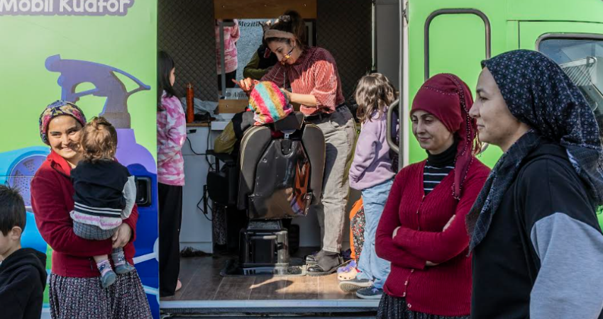 Mezitli'de kadınlara, emeklilere ve engellilere mobil kuaför